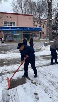 师生扫雪